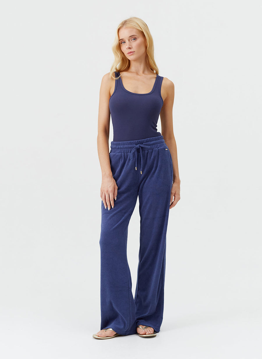 betty-navy-trouser_model_2025_P 